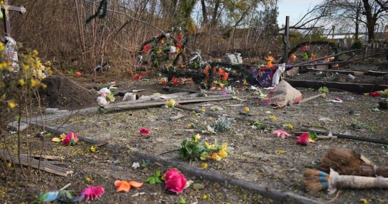 У Сумській області загарбники здійснили авіаудар по кладовищу, внаслідок чого одна особа загинула, а інша отримала поранення.