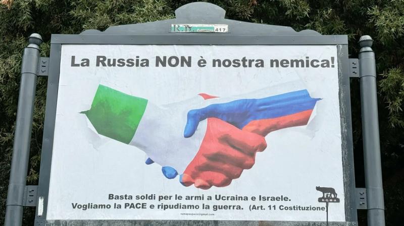 По всій території Італії можна побачити проросійські плакати з написом 