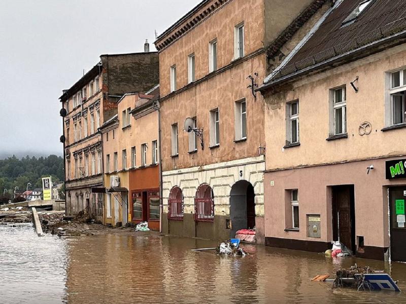 Європа під водою: руйнівні повені спричинили людські втрати в сусідніх з Україною країнах (фото, відео)