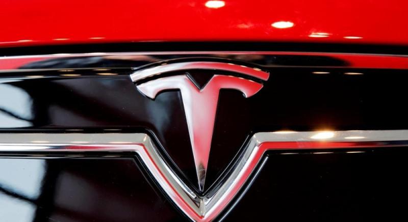 Tesla припинила продаж свого бюджетного електромобіля: які причини цього рішення?