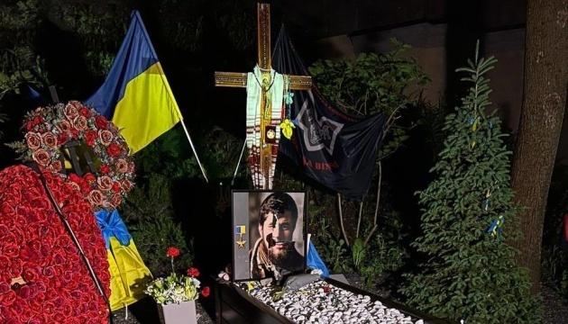 Осквернення військових поховань у Києві: суд ухвалить рішення щодо примусового лікування підозрюваної особи.