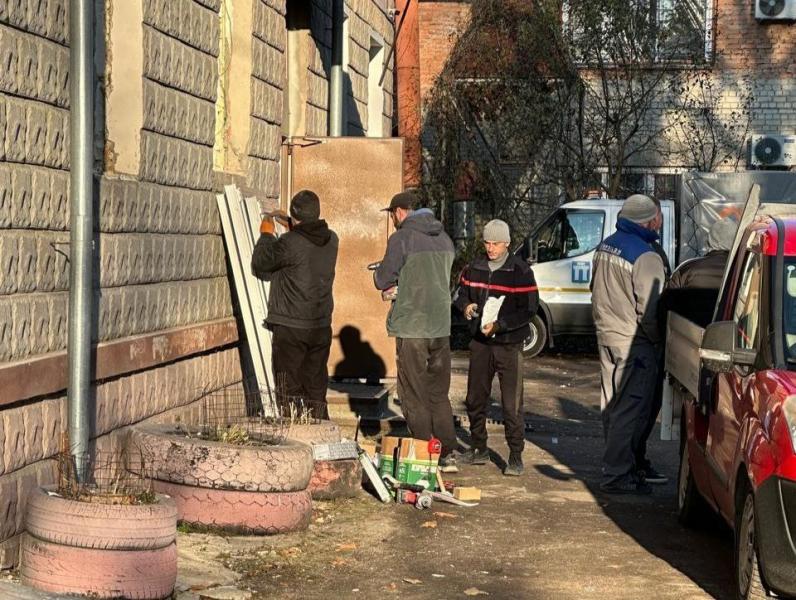 У Рівному розпочали заміну вікон у тих мешканців, чиї вікна постраждали від вибухової хвилі. Місто - Новини Рівного та області - Рівне Вечірнє.